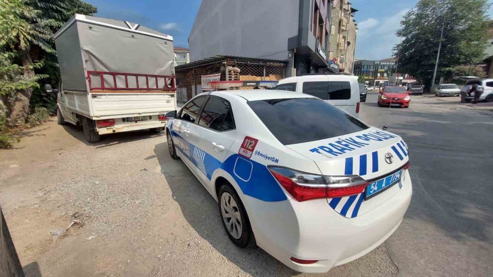 Yolun karşısına geçmeye çalışan kadına kamyonet çarptı