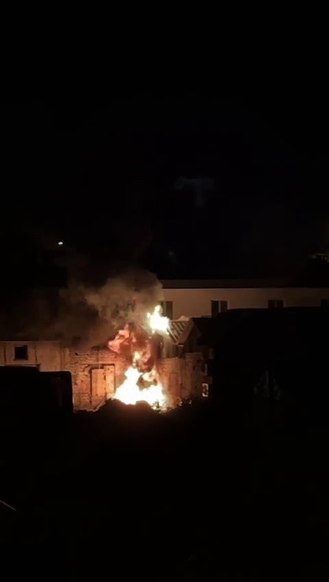 Bilinçsizce Yakılan Ateş, 4 Dükkana Felaketi Yaşattı
