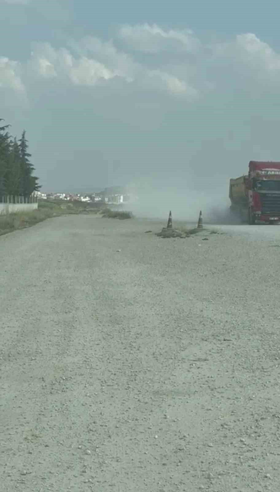 Her Araç Geçişinde Sokak Toz Duman Oluyor
