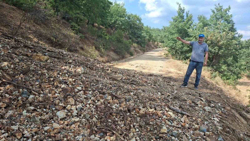 Köy Muhtarlığı Sel Sularının Kapattığı Bağlantı Yolunu Kendi İmkanlarıyla Açtı