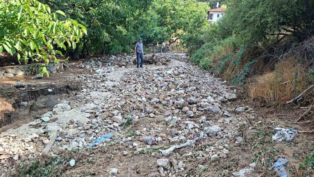 Köy Muhtarlığı Sel Sularının Kapattığı Bağlantı Yolunu Kendi İmkanlarıyla Açtı
