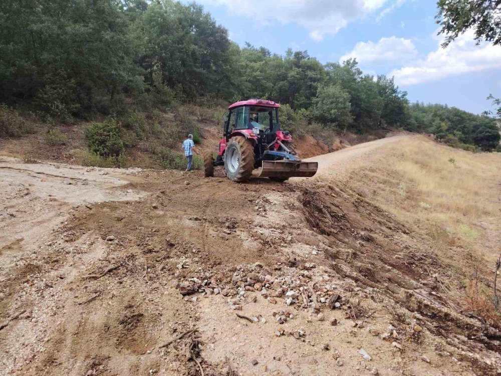 Köy Muhtarlığı Sel Sularının Kapattığı Bağlantı Yolunu Kendi İmkanlarıyla Açtı