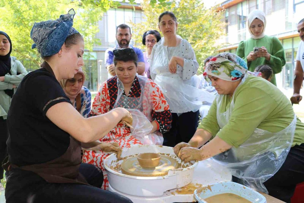 Özel Bireyler Ve Anneleri Hobi Atölyelerinde El Ele