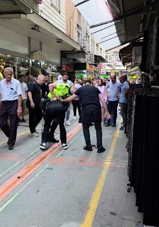 Yaz Ortasında Montu Şüphe Uyandırdı, Üzerinden Kurusıkı Tabanca Çıktı