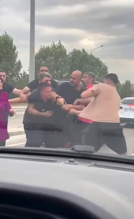 Yol Verme Kavgasını Vatandaşlar Zor Ayırdı