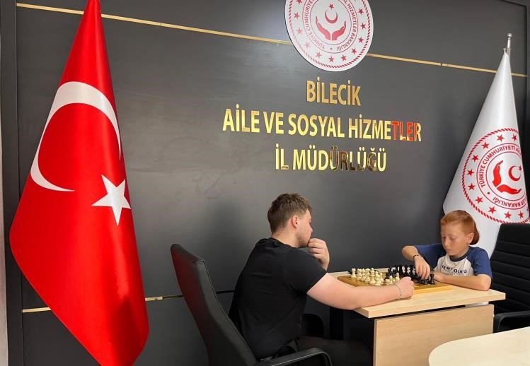 Hamleler Dostluk İçin Yapıldı