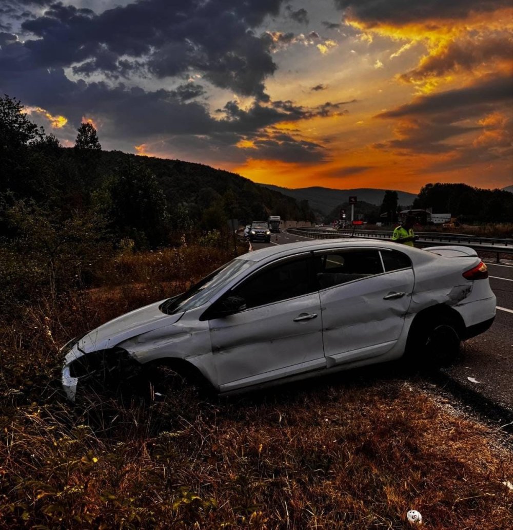Tarlaya Uçan Otomobildeki 5 Kişi Yaralandı