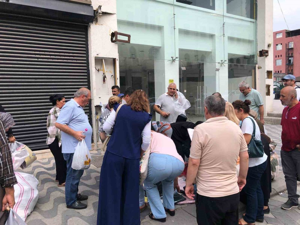 Vatandaşlar Tişörtleri Alabilmek İçin Birbirleriyle Yarıştı