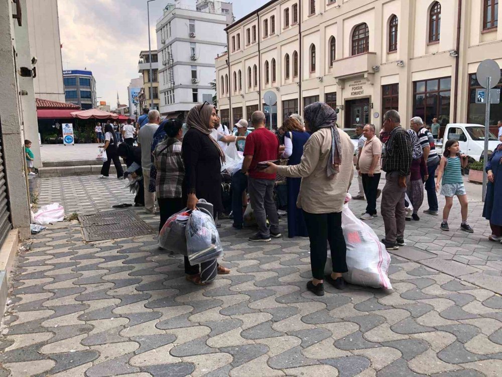 Vatandaşlar Tişörtleri Alabilmek İçin Birbirleriyle Yarıştı