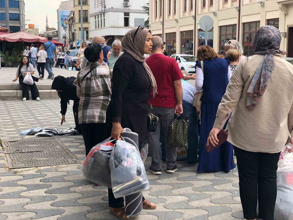 Vatandaşlar Tişörtleri Alabilmek İçin Birbirleriyle Yarıştı