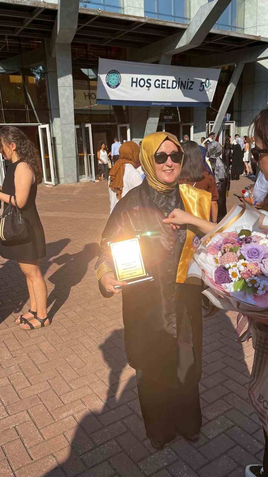 50 Yaşındaki 5 Çocuklu Anne, Üniversitede Bölüm Birincisi Oldu