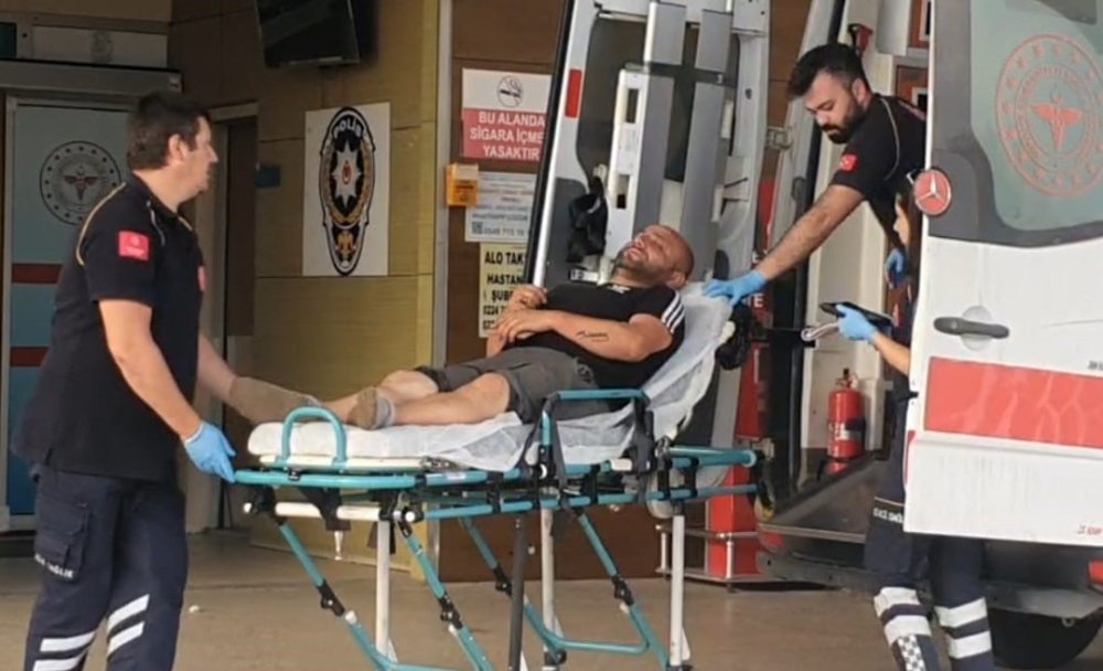 Kum Yüklü Tır Devrildi: Sürücü Yaralandı