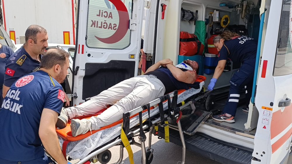 Kontrolden Çıkan Otomobil Benzinlikteki Tıra Çarptı