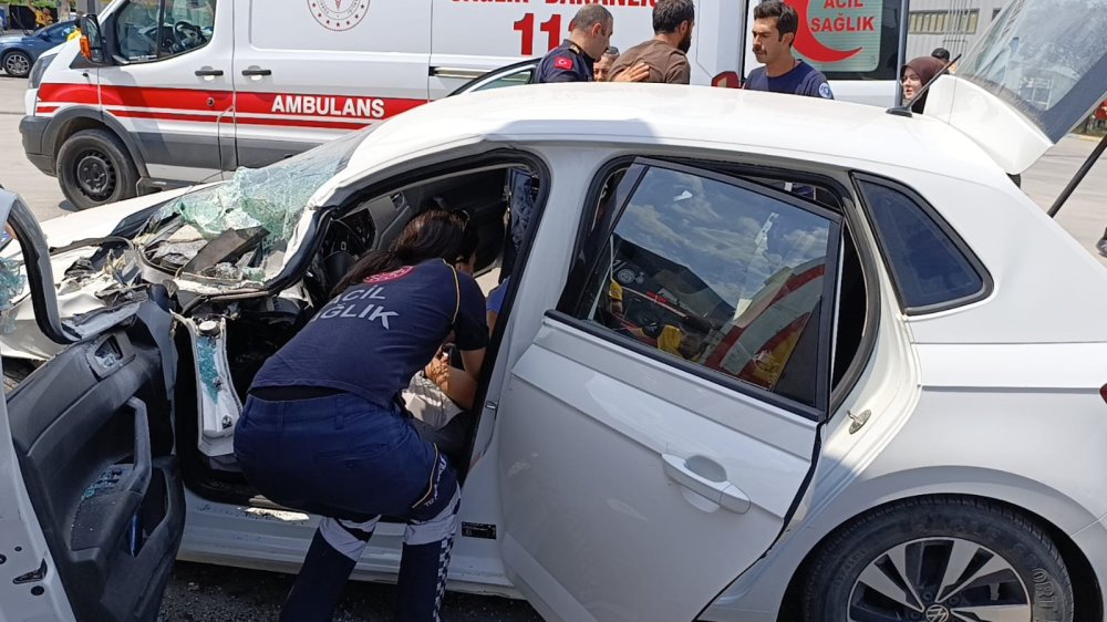 Kontrolden Çıkan Otomobil Benzinlikteki Tıra Çarptı