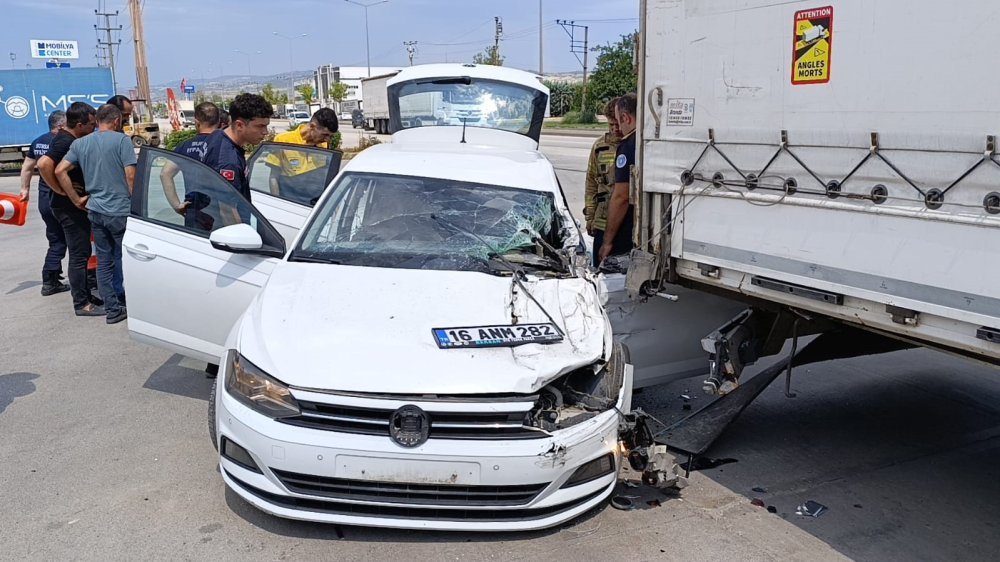 Kontrolden Çıkan Otomobil Benzinlikteki Tıra Çarptı