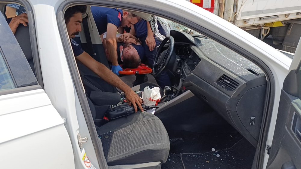 Kontrolden Çıkan Otomobil Benzinlikteki Tıra Çarptı