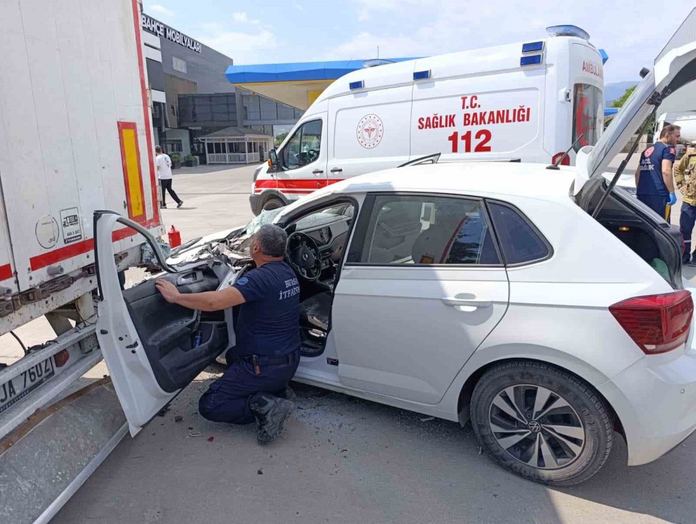 Kontrolden Çıkan Otomobil Benzinlikteki Tıra Çarptı