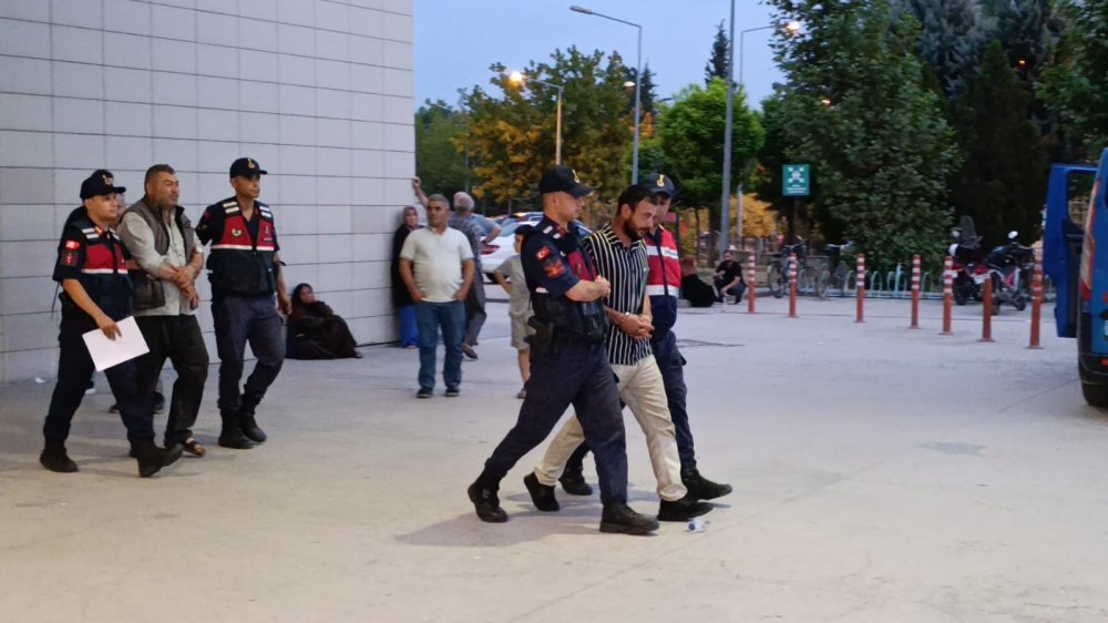 Evde Kenevir Yetiştiren Şahısları Jandarma Yakaladı