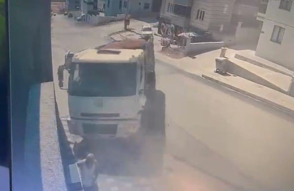 Freni Patlayan Kamyon Site Duvarına Çarptı