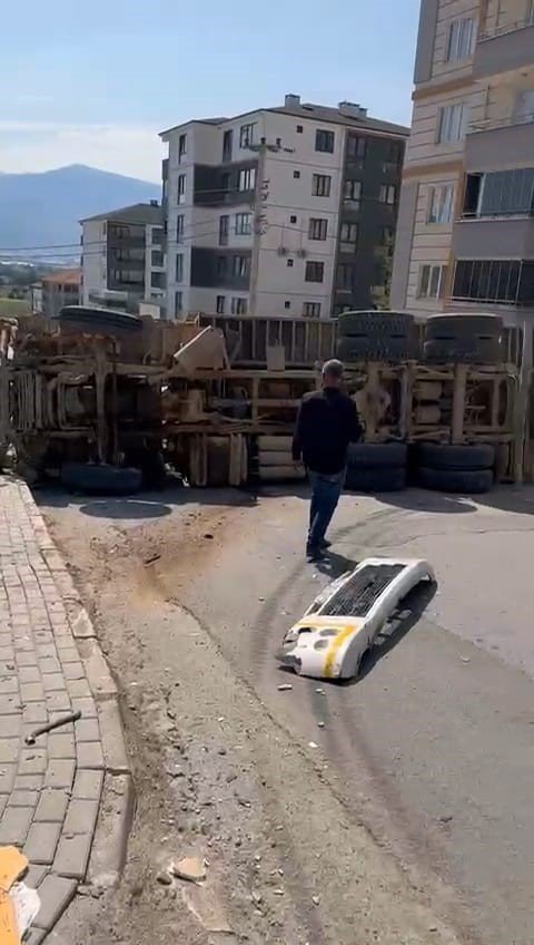 Freni Patlayan Kamyon Site Duvarına Çarptı
