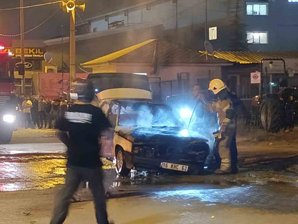 Seyir Halindeki Otomobil Alev Alev Yandı