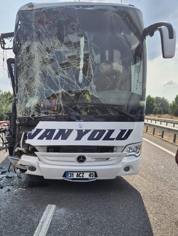 Yolcu Otobüsü İle Tır Çarpıştı