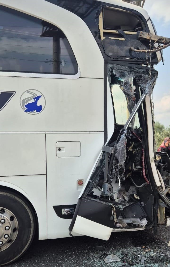 Yolcu Otobüsü İle Tır Çarpıştı