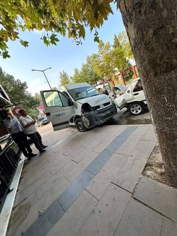 Direksiyon Başında Fenalaşan Yaşlı Adam Otomobile Çarptı: 1 Ölü