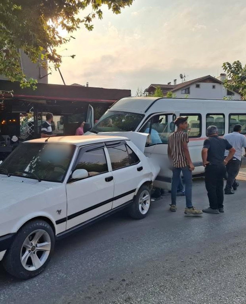 Direksiyon Başında Fenalaşan Yaşlı Adam Otomobile Çarptı: 1 Ölü