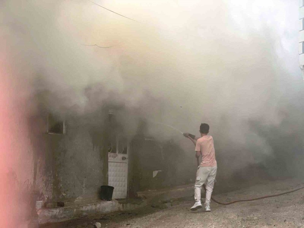 Korkutan Yangın Ekiplerin Müdahalesi İle Söndürüldü