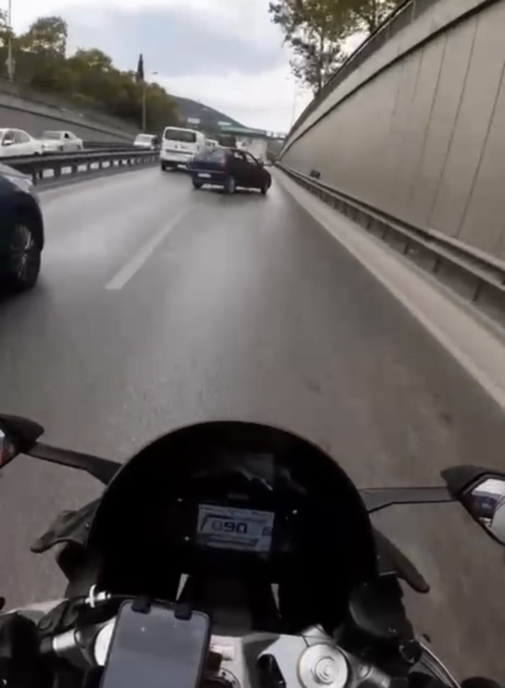 Motosiklet Sürücüsünün Ölümden Döndüğü Anlar Kask Kamerasında