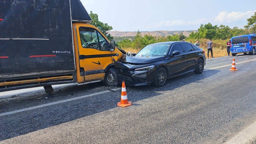 Otomobil ile Kamyonet Kafa Kafaya Çarpıştı