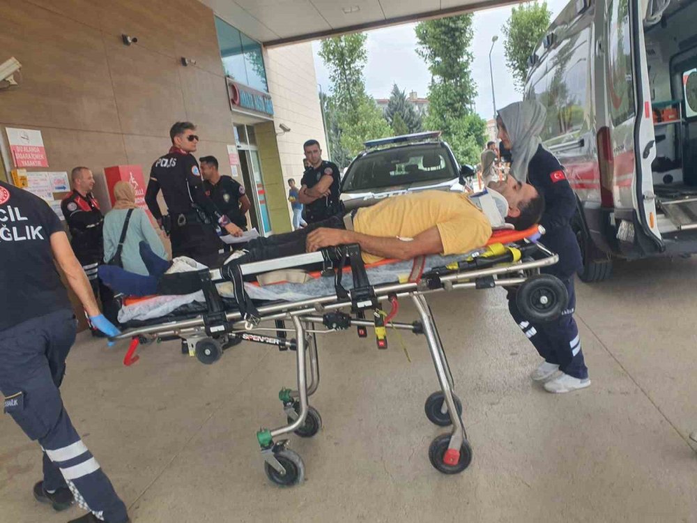 Otomobil ile Kamyonet Kafa Kafaya Çarpıştı