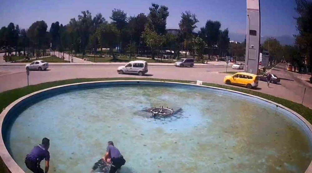 Alkollü Şahıs Süs Havuzuna Düştü