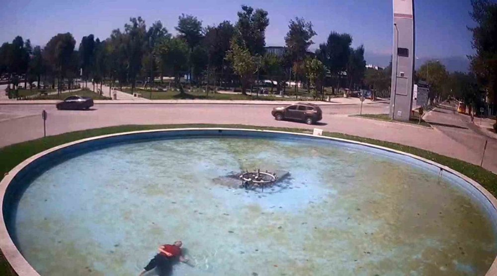 Alkollü Şahıs Süs Havuzuna Düştü