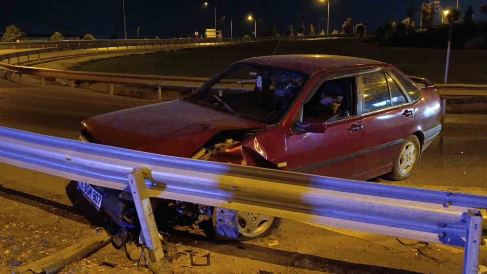 Bariyerlere Çarpan Sürücü Ekiplere Zor Anlar Yaşattı