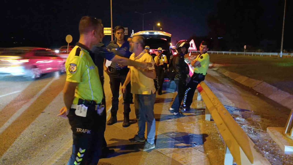 Bariyerlere Çarpan Sürücü Ekiplere Zor Anlar Yaşattı
