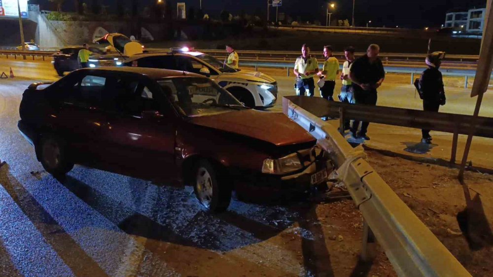 Bariyerlere Çarpan Sürücü Ekiplere Zor Anlar Yaşattı