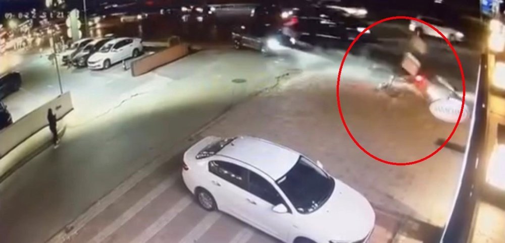 Hızla İlerleyen Motosikletli Kaza Yaptı