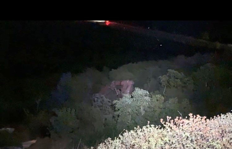 Kamyon Şarampole Yuvarlandı, Sürücü Araçtan Fırladı