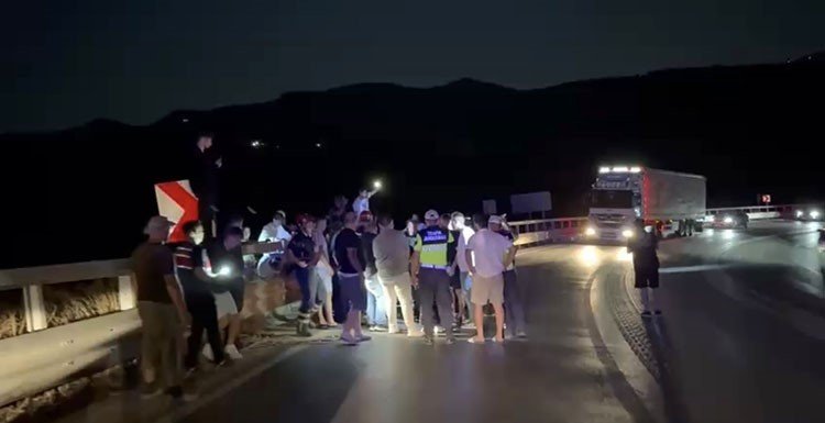 Kamyon Şarampole Yuvarlandı, Sürücü Araçtan Fırladı