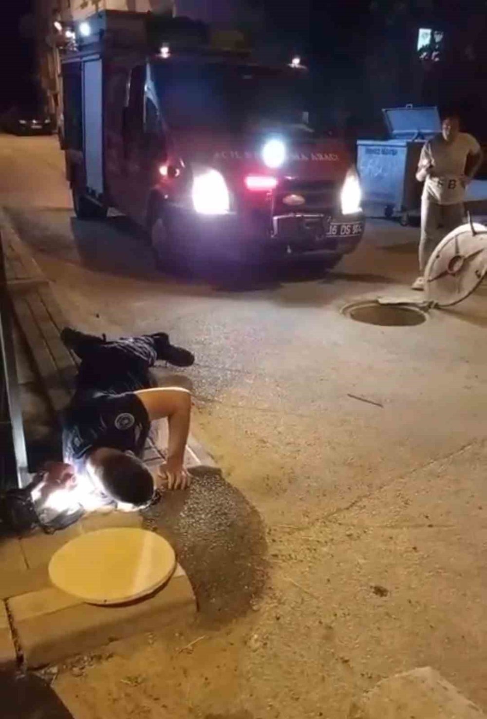 Kanalizasyonda Mahsur Kalan Kedi Kurtarıldı