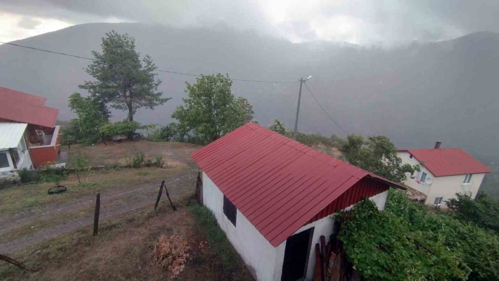 Şehir Sıcaktan Kavrulurken Yaylada Yağmur Serinletti
