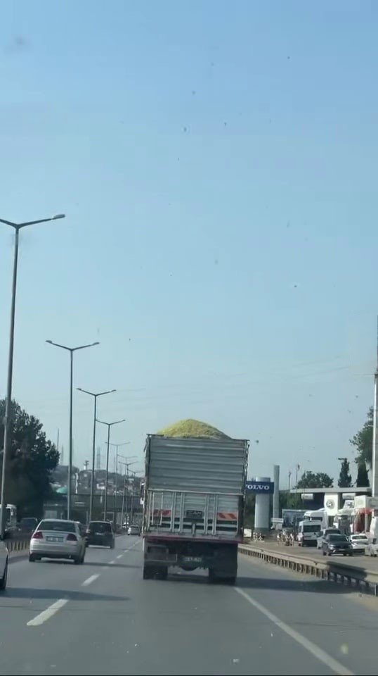 Taşıdığı Yükü Yola Savurarak İlerledi