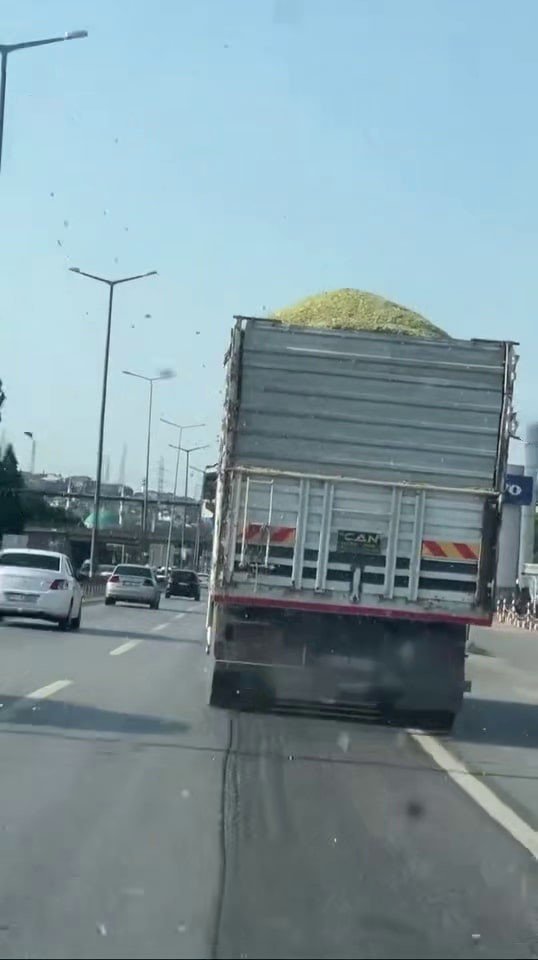 Taşıdığı Yükü Yola Savurarak İlerledi