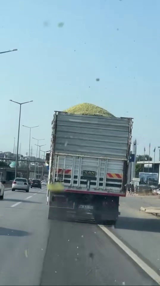 Taşıdığı Yükü Yola Savurarak İlerledi