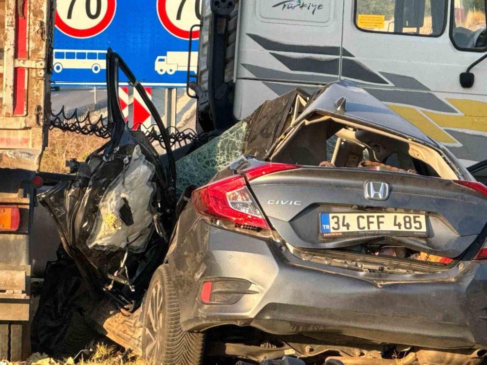 Tır İle Otomobil Çarpıştı: 1 Ölü, 3 Yaralı
