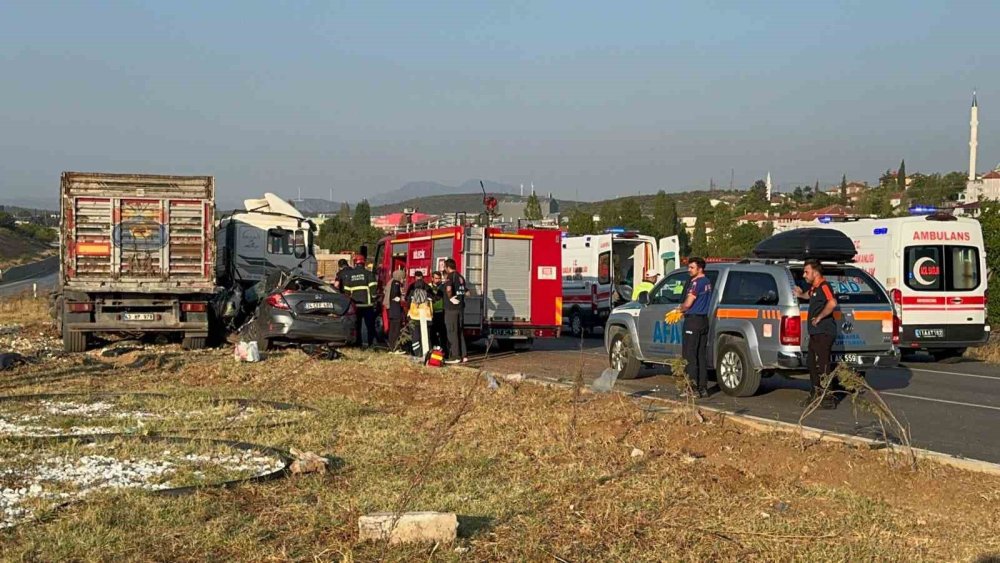 Tır İle Otomobil Çarpıştı: 1 Ölü, 3 Yaralı