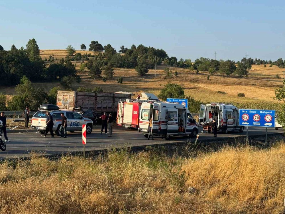 Tır İle Otomobil Çarpıştı: 1 Ölü, 3 Yaralı