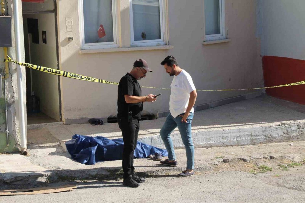 56 Yaşındaki Adam Yaşadığı Evin Önünde Ölü Bulundu